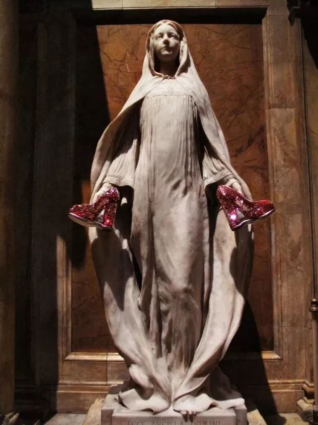 她被香奈儿和阿玛尼“通缉”，只因她在试衣间干的事儿太放肆！