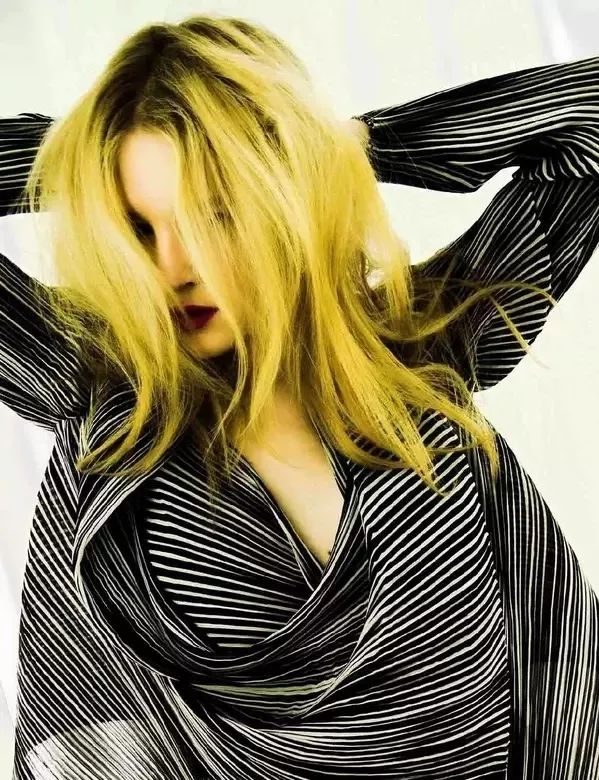 她被香奈儿和阿玛尼“通缉”，只因她在试衣间干的事儿太放肆！