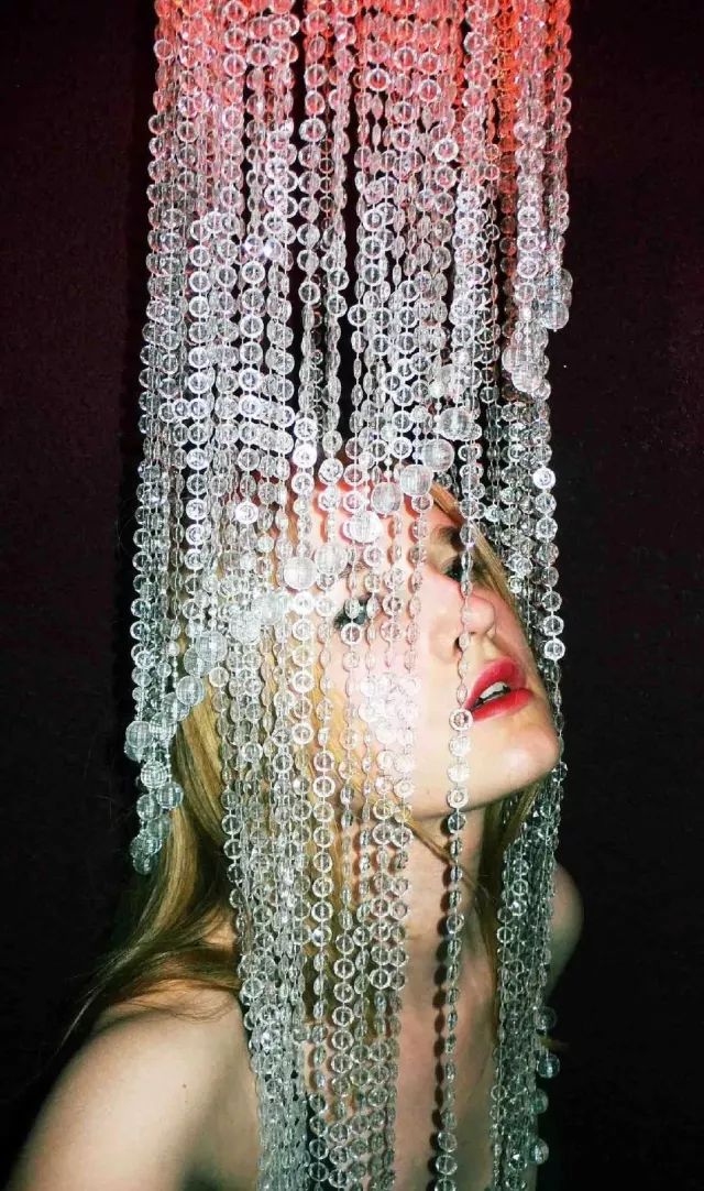 她被香奈儿和阿玛尼“通缉”，只因她在试衣间干的事儿太放肆！