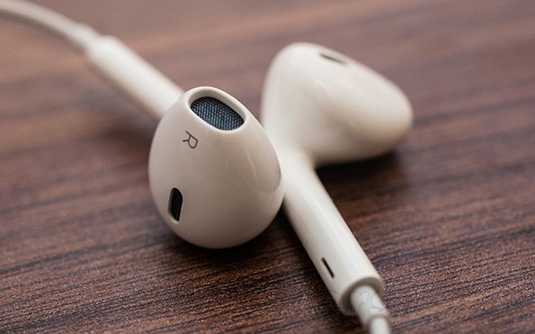 数据线耳机用久了又脏又黑，不用一滴水就能洁白如新，非常实用