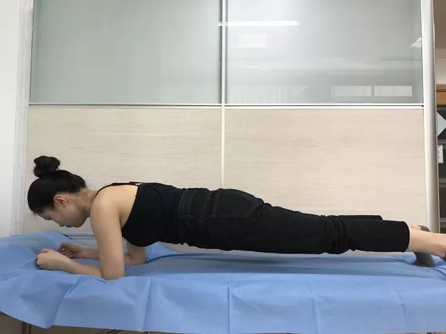 五禽健腰操完整版,最简单练腰操