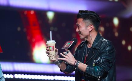 谢霆锋送周杰伦奶茶视频,谢霆锋周杰伦奶茶