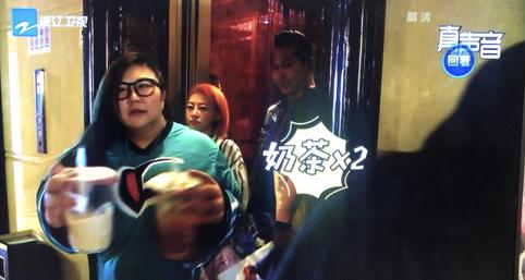 谢霆锋送周杰伦奶茶视频,谢霆锋周杰伦奶茶
