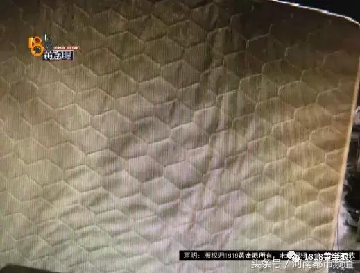 女子被邻居深夜提刀砍门,女子遭邻居提菜刀砍门后续