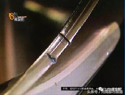 女子被邻居深夜提刀砍门,女子遭邻居提菜刀砍门后续