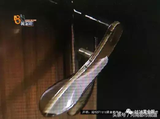 女子被邻居深夜提刀砍门,女子遭邻居提菜刀砍门后续