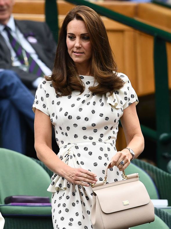 英国凯特王妃白色单肩礼服,凯特王妃白色包臀裙黑色大衣