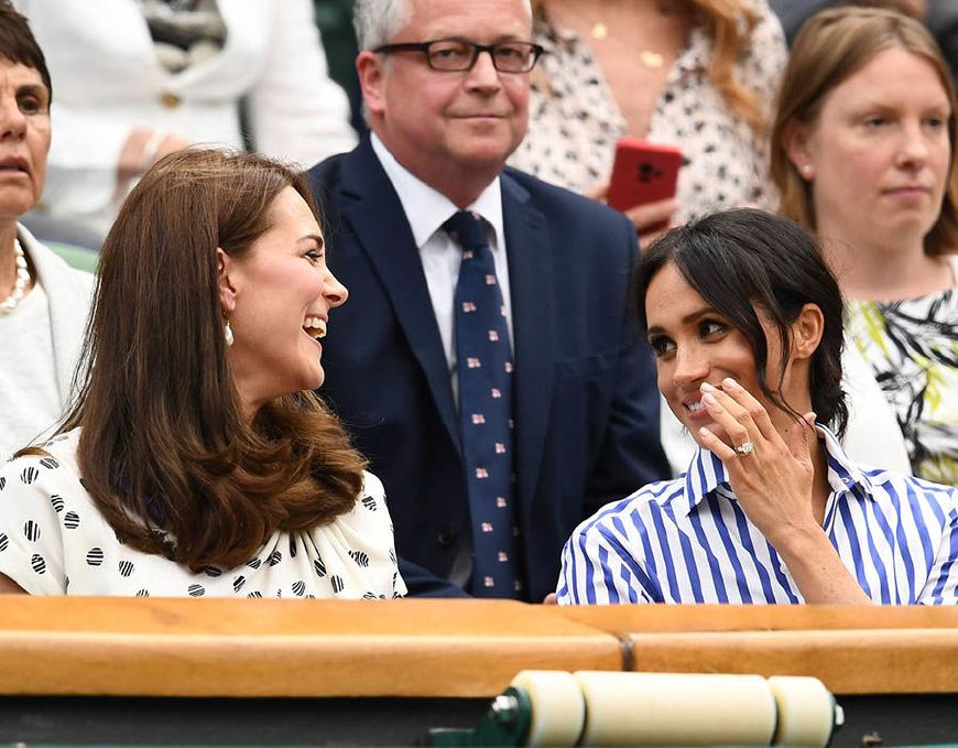 英国凯特王妃白色单肩礼服,凯特王妃白色包臀裙黑色大衣