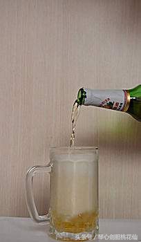 倒啤酒起泡沫原理,倒啤酒怎么不起泡