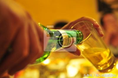 倒啤酒起泡沫原理,倒啤酒怎么不起泡