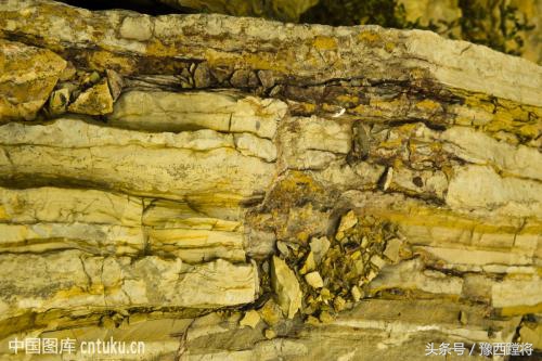 两股尿差点落在头上