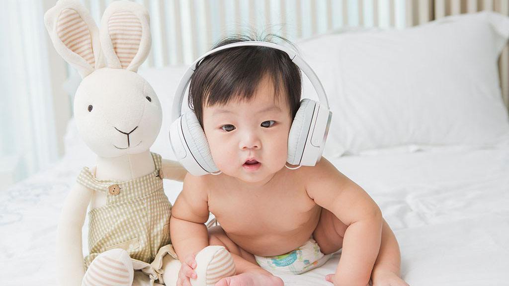 下雨天打雷宝宝睡觉受惊吓,打雷天气如何防止吓到新生儿