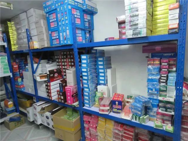 12人涉嫌贩卖毒品案受审,21名犯罪嫌疑人被一举抓获都有谁