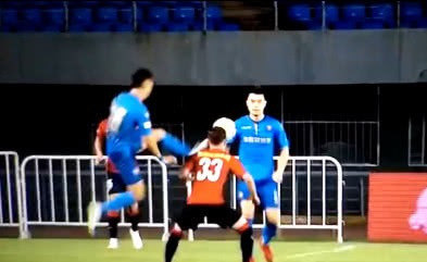 中甲外援遭肘击后得黄牌被罚下,中国足球强势反击视频