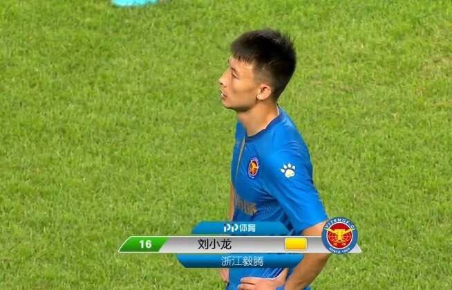 中甲外援遭肘击后得黄牌被罚下,中国足球强势反击视频