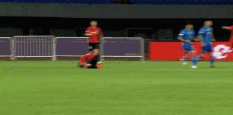 中甲外援遭肘击后得黄牌被罚下,中国足球强势反击视频
