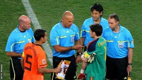 足球助理裁判对比赛是否有判罚权,足球主裁判的15个职责