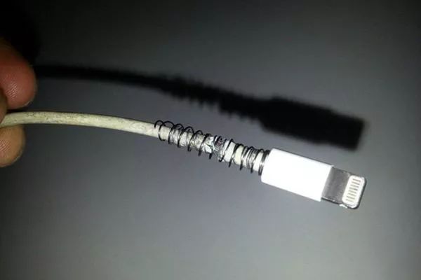 手机数据线坏了能修吗,手机的数据线坏了怎么办