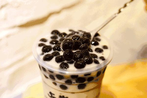 16岁男孩喝珍珠奶茶没抢救过来,男孩喝完珍珠奶茶胃里全是珍珠