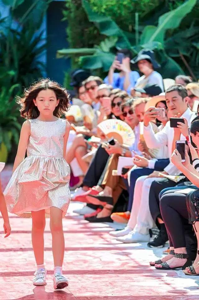 李嫣李老师照片,李亚鹏女儿李嫣的社交账号