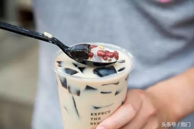 和我在成都的街头走一走歌词图片,网红烧仙草奶茶