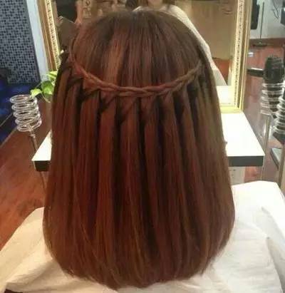 一款附有知性女神气质的编发教程,减龄好看的侧编发教学简单好上手