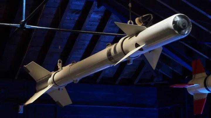 战斗机被导弹锁定后还能逃跑吗,战斗机被导弹锁定做什么机动