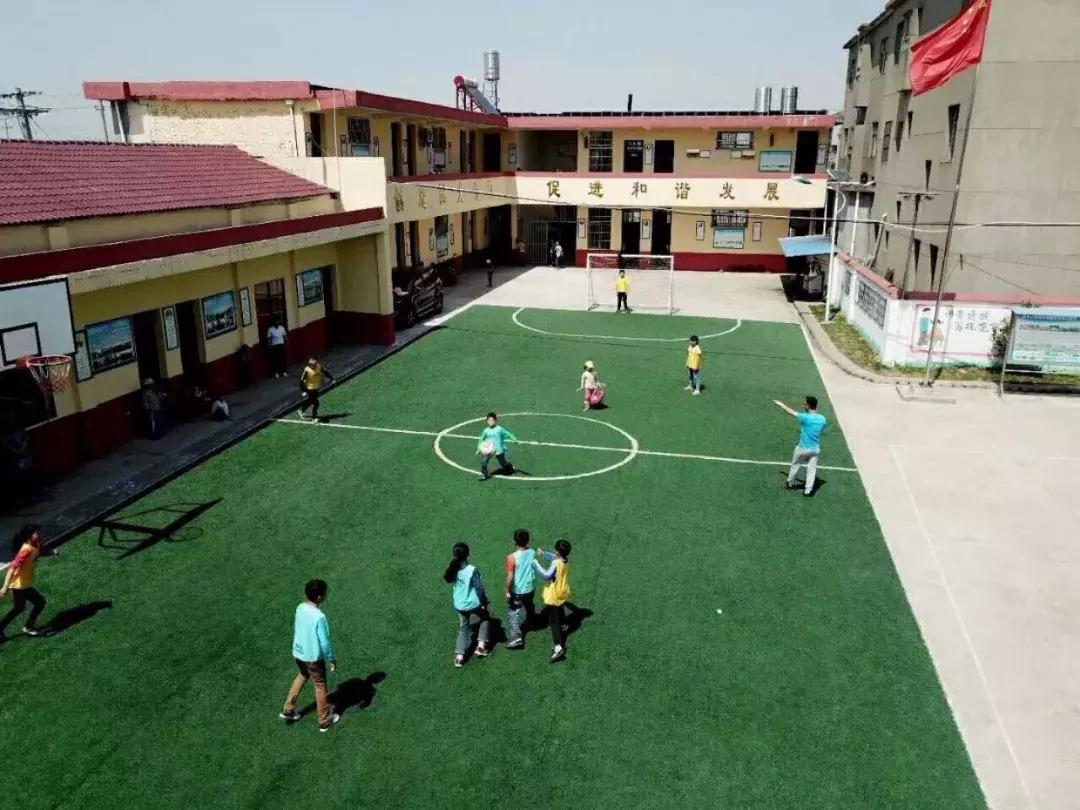 世界杯结束了，这位村小校长和他的孩子们的足球梦，才刚刚开始