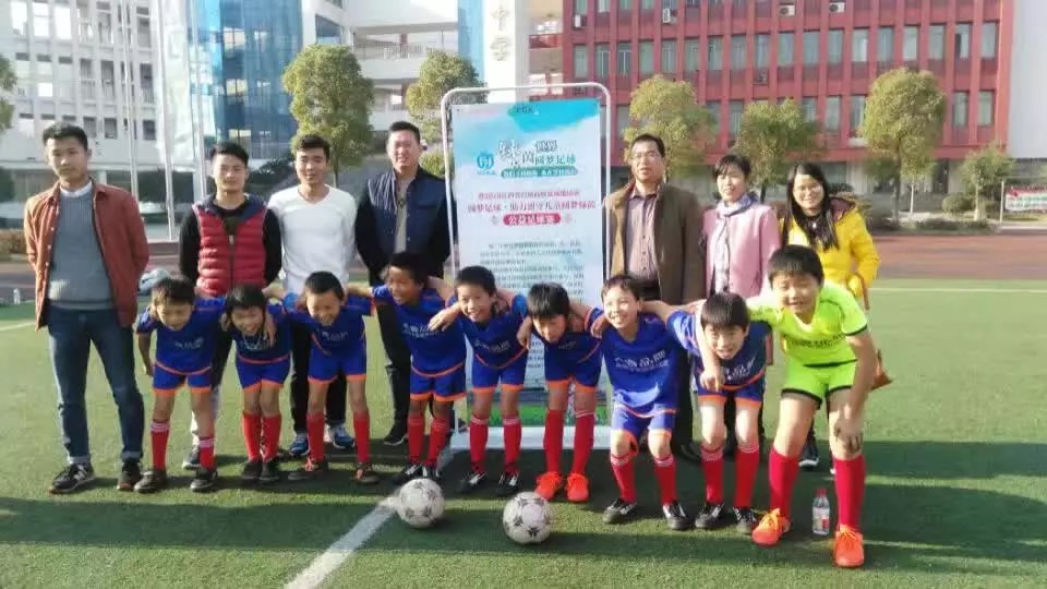 世界杯结束了，这位村小校长和他的孩子们的足球梦，才刚刚开始