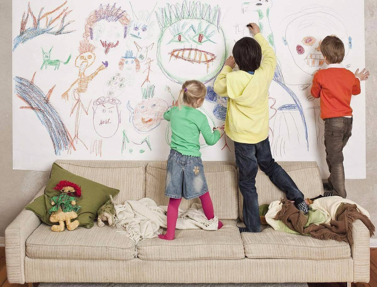 小孩子在家里的墙壁上画画怎么办,如何防止小孩在家里墙上画画