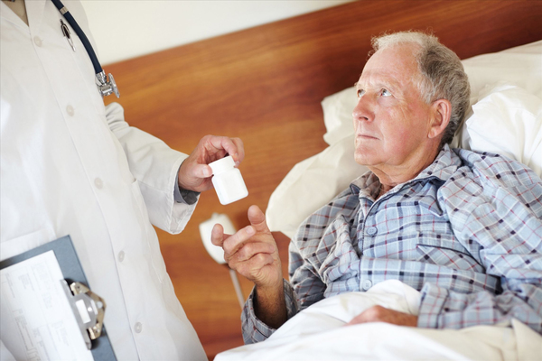 老人吃饭第一口容易噎着怎么回事,老人吃东西噎着了如何救助