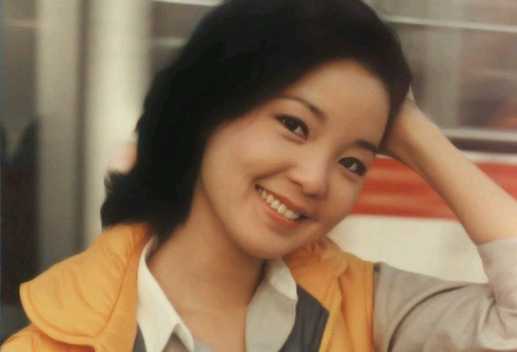 那英巅峰时期跟邓丽君齐名,那英超越邓丽君