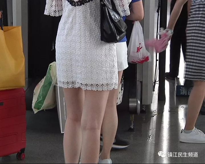 恶心！女子在镇江南站上厕所，隔壁突然伸进一只手，还拿着这个