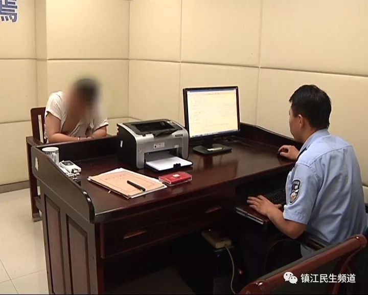 恶心！女子在镇江南站上厕所，隔壁突然伸进一只手，还拿着这个