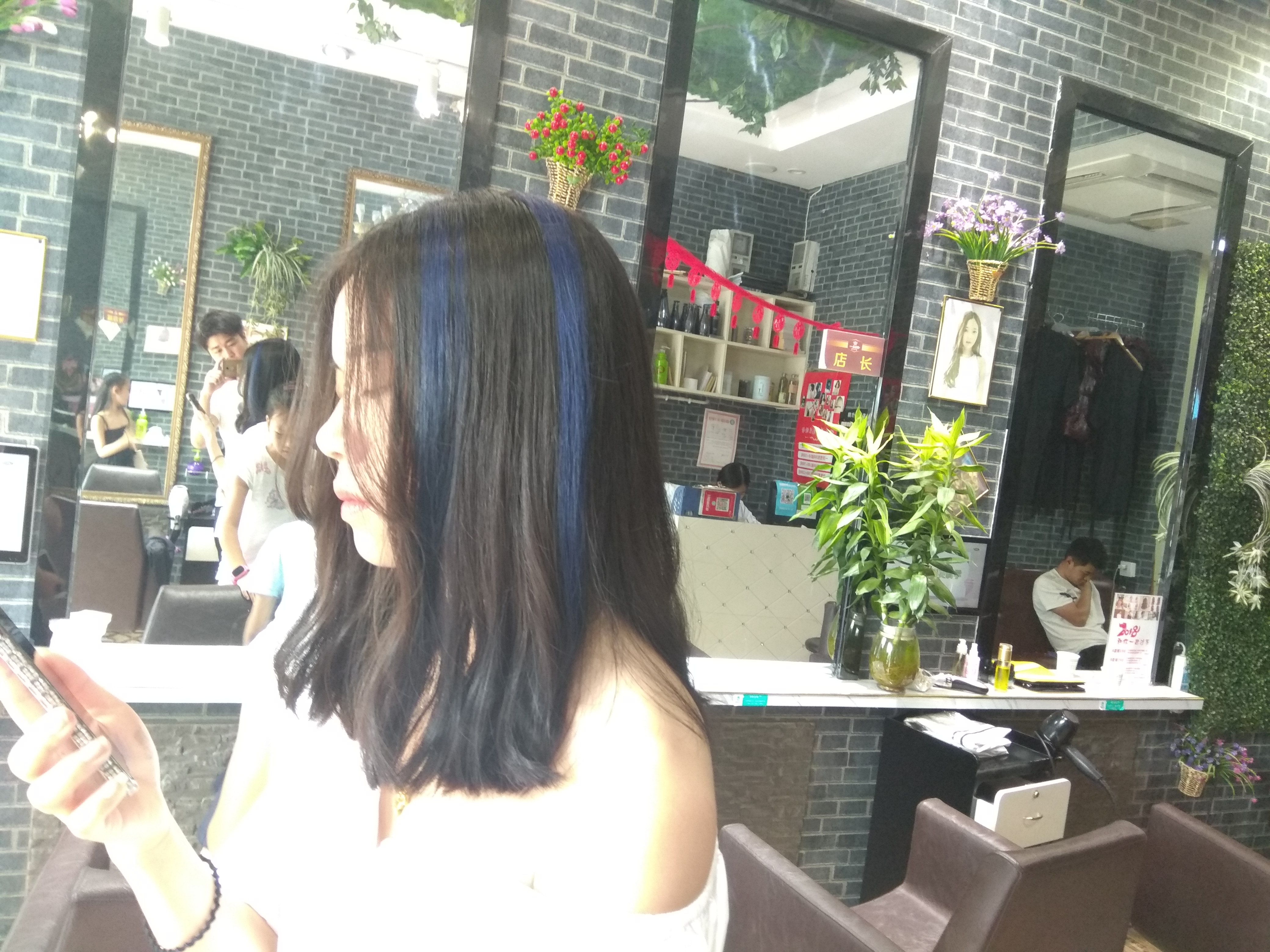 灰棕挑染伤发,挑染的头发怎么保持不褪色