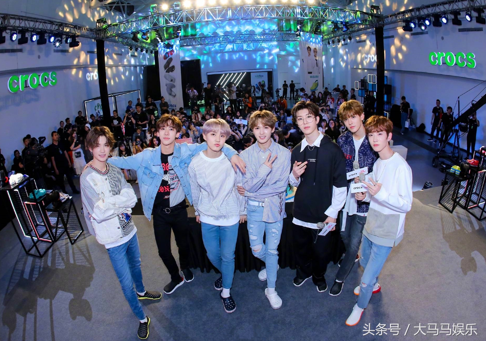 朱正廷遭乐华七子吐槽,朱正廷乐华7子同穿白衣