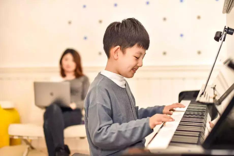 用“iPad+专利镜头”1对1陪练，妈妈再也不用担心孩子练琴了