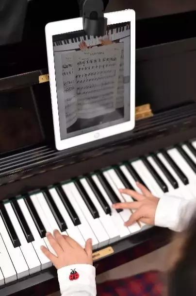 用“iPad+专利镜头”1对1陪练，妈妈再也不用担心孩子练琴了