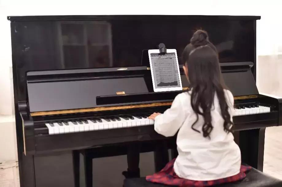 用“iPad+专利镜头”1对1陪练，妈妈再也不用担心孩子练琴了