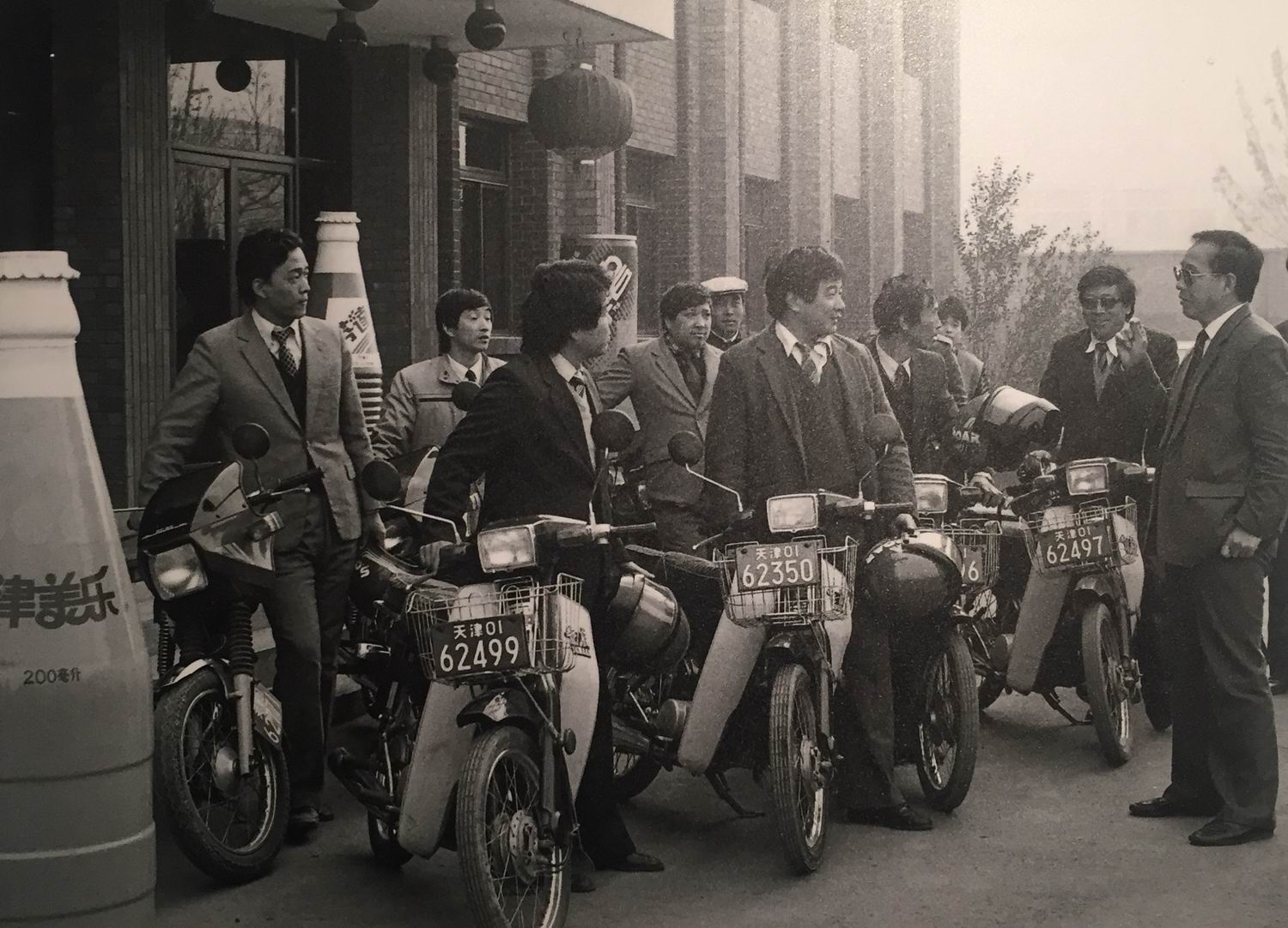 80年代海员带洋烟摩托录像机一趟赚几千块，塘沽成“天津沙头角”