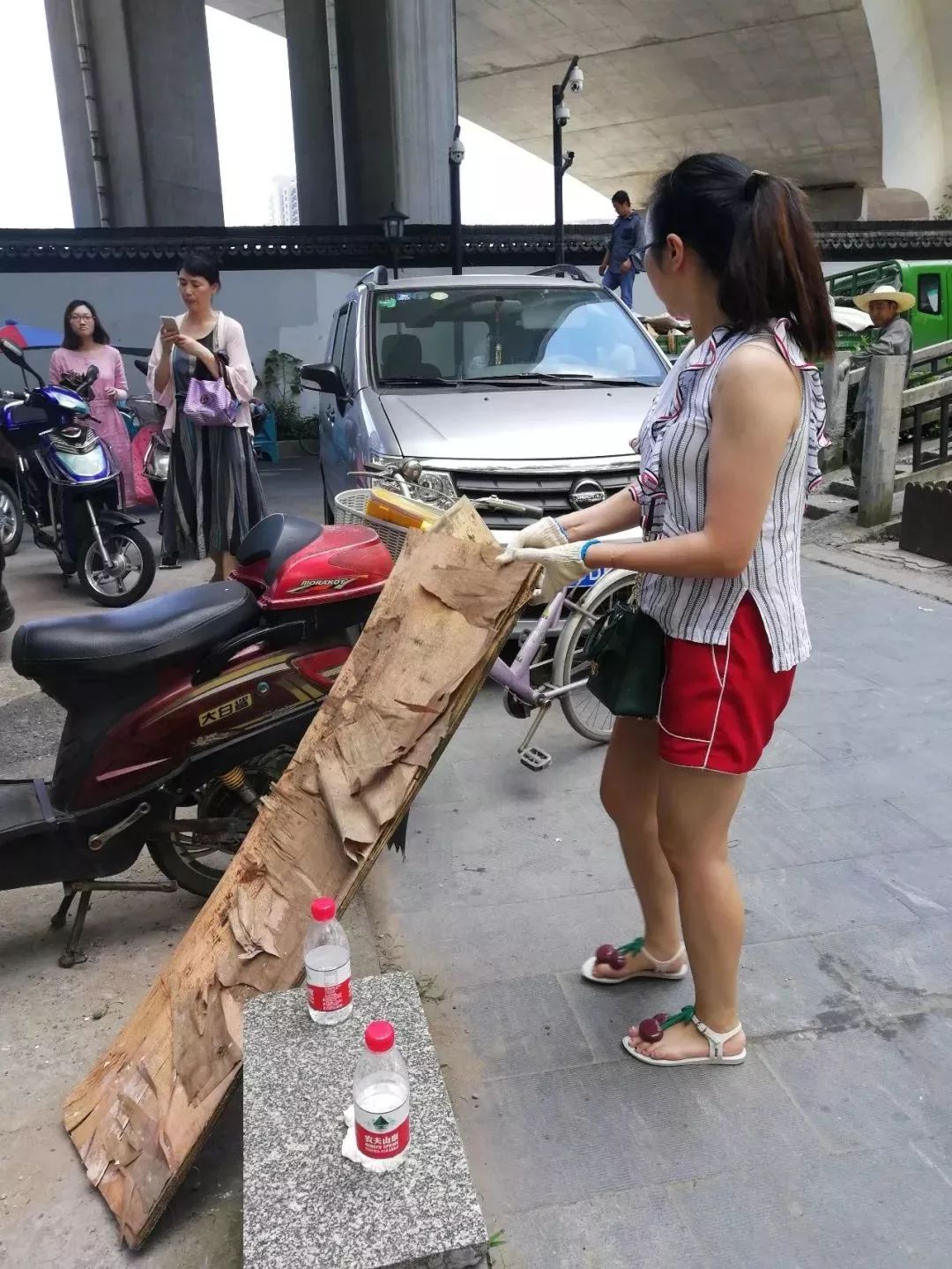 今天，有人在馒头山社区玩起了“快闪”……