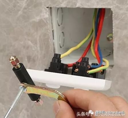 插座底盒两边螺丝坏了怎么安装,插座底盒螺丝孔坏修复