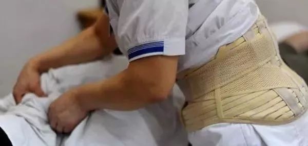 弯腰洗脸腰就疼怎么回事,弯腰洗脸突然腰疼不能动