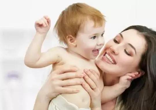 2岁宝宝吃手智力发育,周岁宝宝吃手到底要不要干预