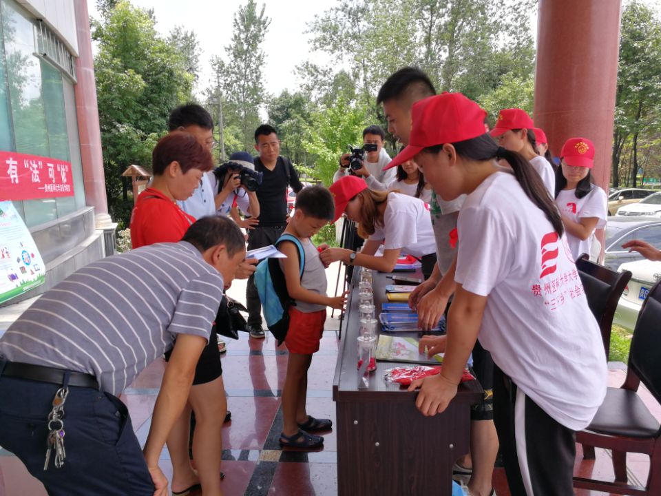 观山湖区多部门联合开展美沙酮维持治疗宣传进社区活动