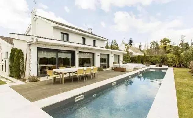 c罗和梅西的家,c罗梅西贝克汉姆豪宅对比