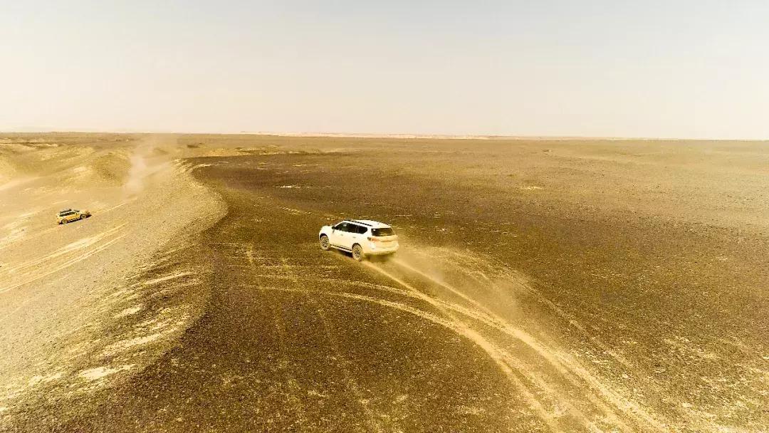 沙漠里把车开到起飞，这才是男人该玩的游戏｜远途心路