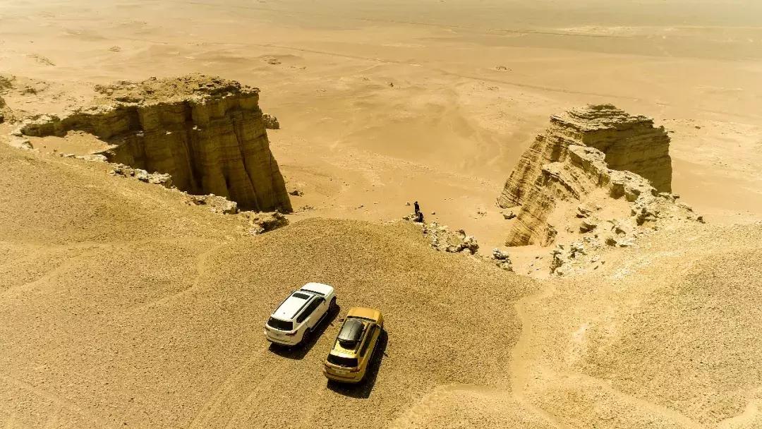 沙漠里把车开到起飞，这才是男人该玩的游戏｜远途心路
