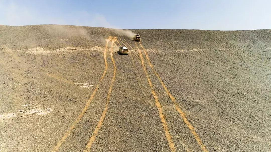 沙漠里把车开到起飞，这才是男人该玩的游戏｜远途心路
