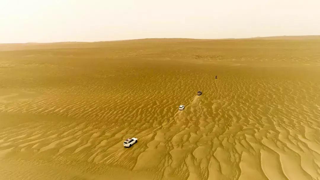 沙漠里把车开到起飞，这才是男人该玩的游戏｜远途心路